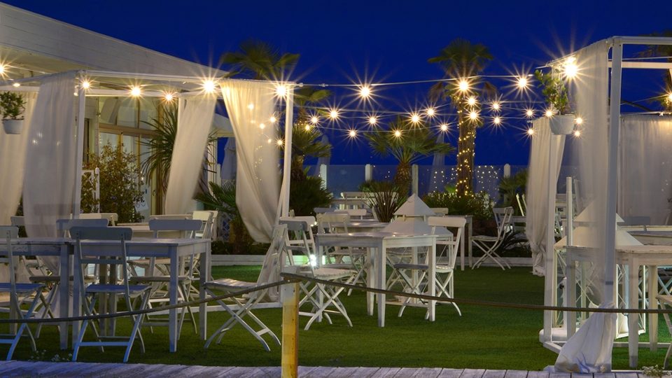 Un’atmosfera suggestiva ad un prezzo contenuto con la catenaria di lampadine