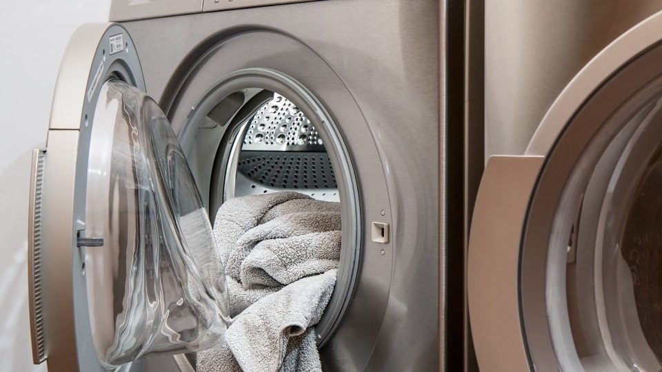 Nei mesi estivi accade spesso che gli elettrodomestici di casa tendano a rompersi, specialmente a causa delle temperature elevate. Segui i nostri consigli per mantenerli in buone condizioni ed evitare brutte sorprese al rientro dalle vacanze!