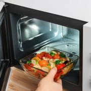 Cucinare con il forno a microonde fa male?