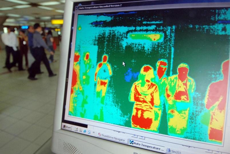 Misura la Temperatura Con Le Telecamere Termografiche o i Termometri a Infrarossi