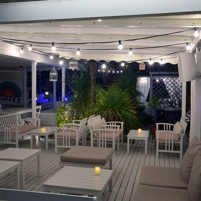 catenaria_di_lampadine_locale_estivo_1_28 catenaria_di_lampadine_locale_estivo_1_28