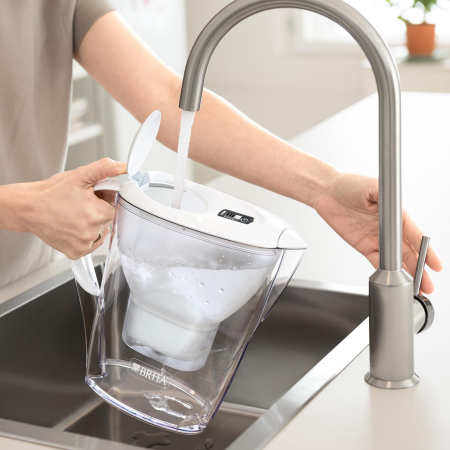 brita-waterfilterjug-marella-filling brita-waterfilterjug-marella-filling
